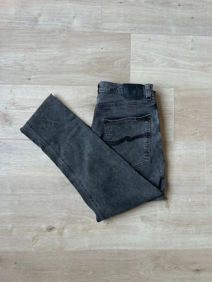 Gråa Nudie Pipe Led Jeans W34 L34 - Fina Nudie Jeans i grå färg. Jeansen är i mycket bra skick och sparsamt använda. |  Äkta som allt annat jag säljer! ✅ |  Storlek: W34 | Skick: Mycket bra skick | Färg: Grå | Märke: Nudie Modell: Jeans |  Hör gärna av dig vid frågor så svarar jag så fort jag kan! 😁|   (Sku - 44)