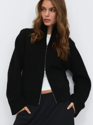 Svart ziptröja med fickor - Från Gina tricot i jättebra skick, ny köpt. Intressekoll. Slutsåld.