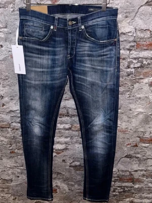 Mörkblå Dondup George med skitsnygg wash - Säljer dessa sjukt snygga dondups i modellen George, de har en riktigt snygg wash på, otroligt svårt att få tag på dondups med såhär snygg wash på! Pris kan diskuteras vid snabb affär!