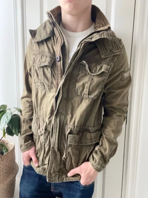 Abercrombie and fitch jacka (rare) - Abercrombie and fitch jacka (rare), Inga defekter! Modellen i bilderna är 180 cm 75 kg och bär Storlek M - stor på modellen , Kom med frågor! 🌟 (Kan gå ned i pris vid köp av paket 😉) 