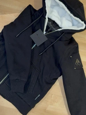 Moose knuckles bunny hoodie  - Moose knuckles bunny hoodie i nytt skick. Perfekt för kyligare sommar/vår kvällar skickas samma dag och för frågor kom privat