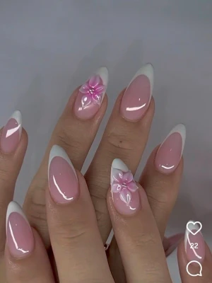 Handgjorda lösnaglar💖 - Cute French tip almond nails med blomma,  finns i medium och kort längd skriv önskemål, och storlek!💖