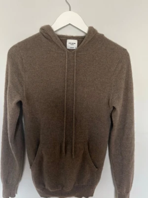 Beige cashmere hoodie John Henric - Mjuk och lyxig beige hoodie från John Henric i 100% cashmere. Klassisk modell,Perfekt för dig som vill ha en stilren och bekväm look med exklusiv känsla. Använd 3 gånger sen den köptes från butik för 2300