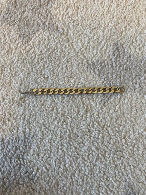 Beige stickad halsduk - En mjuk och varm beige stickad halsduk med klassisk design. Perfekt att svepa runt halsen under kyliga dagar. Halsduken har en enkel och stilren look som passar till det mesta och är tillverkad i ett tjockare garn för extra komfort.