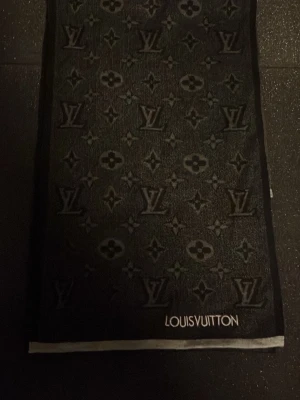 Svart och grå louis halsduk - Aldrig använt. Skönt material. Håller värme bra.