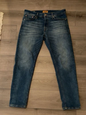 Blå jeans från Jack & Jones - Snygga blå jeans från Jack & Jones. Storleken är 28/30 men de passar om man har 32. Säljer de just för att storleken var för stor för mig använda ett par gången men nästan som helt nya. Skick 10/10 Pris kan diskuteras vid snabb affär. 