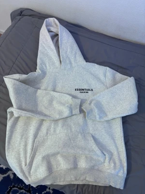 Grå Essentials Fear of God hoodie XL - Baggy passform.