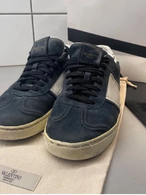 Valentino Flycrews - Säljer dessa feta valentino flycrews, häldiugt efterfrågad modell då den ej tillverkas längre | skick; 6/10 || 7 nitar kvar på höger skon och 6 på vänstra! | Endast dustbag ingår! | Strl: 41 men passar 42/43 | Priset kan alltid diskuteras vid en snabb och smidig affär! 