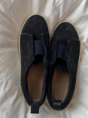 Kurt geiger skor - fina svarta skor utan snören i mocka från Kurt Geiger. pris går att diskutera och har 10% (ibland mer) vid köp av bundles!💓