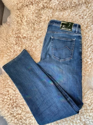 Jacob Cohën jeans - Säljer dessa otroligt schysta cohëns. Väldigt bra skick, inga konstigheter. Storlek 35 men skulle säga att dem sitter som 33.  Skick: 8,5/10 Storlek: 35 Mått: Längd 105cm, midja 45cm och benöppning 20cm