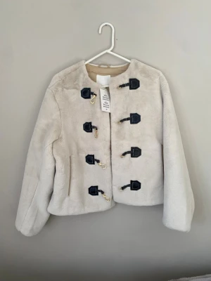 Helt ny päls jacka - Helt ny fuskpälsjacka i storlek S! ordinarie pris var 599kr. Postar inom 24h📦