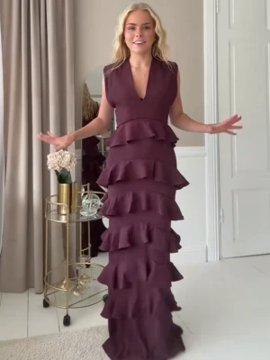 Vinröd långklänning med volanger, Bubbleroom - Prislapp kvar, aldrig använd! Vinröd långklänning från Bubbleroom med djup v-ringning och flera lager volanger. Klänningen är ärmlös och har knytning i nacken. Perfekt för dig som vill sticka ut med en elegant och trendig look. Superfin till bal eller liknande! 😍NYPRIS: 1200kr