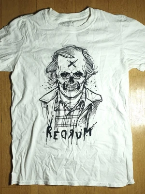 Limited Edition "The Shining / Redrum" T-Shirt | S / Small - T-Shirt med The Shining / Jack Torrence / Redrum tryck på framsidan.  Hoboclub / Hobo Jack - Limited Edition. S / Small (Mått finns på bilderna!)  Se bilder.
