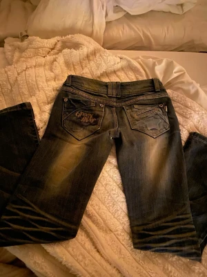 Mörkblå jeans från Green River - Coola jeans! Knappen tyvärr åkt av där fram men går att sy till en, använda skärp funkar också ganska snyggt. Ett litet hål som inte syns så stort under låret.
