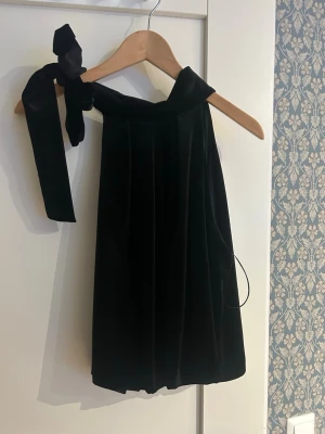 Svart topp från Zara - Topp från Zara. Oanvänd i storlek s