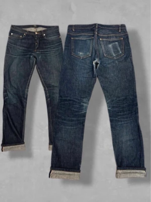 APC Selvedge - marinblå - size 30 - Säljer nu dessa sjukt snygga APC raw denim jeansen i size 30! I väntan på denna stilrena vintage-looken har de använts i 2 år därefter de sköna naturliga ”whiskers” och ”honeycombs” bakom knäna! Perfekt för dig som gillar stilen men inte orkar vänta i flera år😅. Detta är inga jeans det är en investering. Vid fler frågor är det bara att skriva, och pris kan naturligtvis diskuteras! MVH VMresell🫶