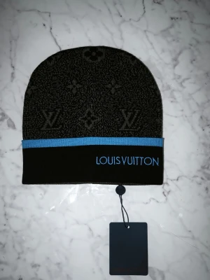 Svart L mössa designer  - Tvär fet L mössa designer. Passar alla stiler och enkel att styla