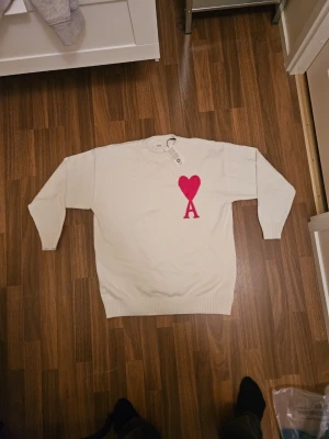 Ami paris knit - Vit ami paris tröjja bra material och kvalite, helt ny, för stor för mig.