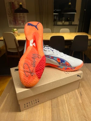 Puma Accelerate Special Edition  - Puma Accelarate Special Edition av handbollspelare Mathias gidsel världens bästa handbollspelare, skorna aldrig använda pågrund av då jag köpte två par och behöver inte båda