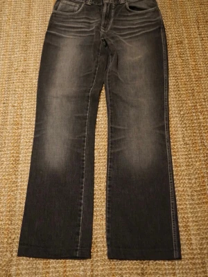 Bootcut/Slim Jim Nudie Jeans - Säljer mina Nudie Jeans , modellen är Slim Jim/bootcut och i storleken 31/34.   Mått här 👇  Totallängd: 104 cm Midjabredd: 37 cm  Benslut: 20 cm  Skick: 	•	De är i fint skick med riktigt snygga fades och slitningar!   Fråga gärna om du vill ha fler bilder! Pris ej hugget i sten!  Kolla min profil för liknande plagg! 😊