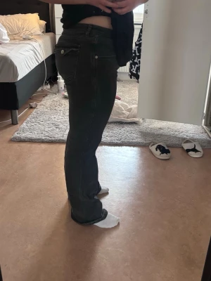 Svarta bootcut jeans  - Säljer ett par svarta bootcut jeans. Jeansen har normal midja och stängs med knapp och dragkedja. Liten i storlek. Har vanligtvis m men dessa är i str xl. 💞🌸