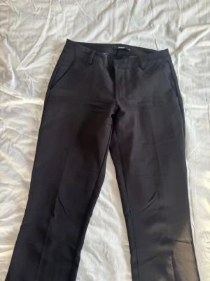 Svarta kostymbyxor från BikBok - Snygga svarta trendiga kostymbyxor från BikBok med raka ben i modellen Vera tall. Storlek 36 tall🩷