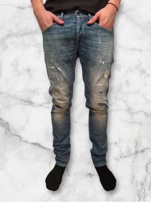 Dondup jeans George  - Dondup jeans George trendigaste jeansen på marknaden. Skick 9,5/10 nypris runt 4000kr säljs för 900kr( modellen har orginal slitningar ifrån fabirk vilket är väldigt eftertraktat och populärt storlek 33