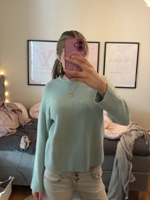 Ljusblå stickad tröja & Other Stories - Snygg ljusblå stickad tröja från & Other Stories Paris Atelier. Tröjan har en avslappnad passform, rund halsringning och ribbade muddar vid ärmslut och nederkant. Perfekt att styla med jeans eller kjol för en trendig look. ALDRIG ANVÄND!!