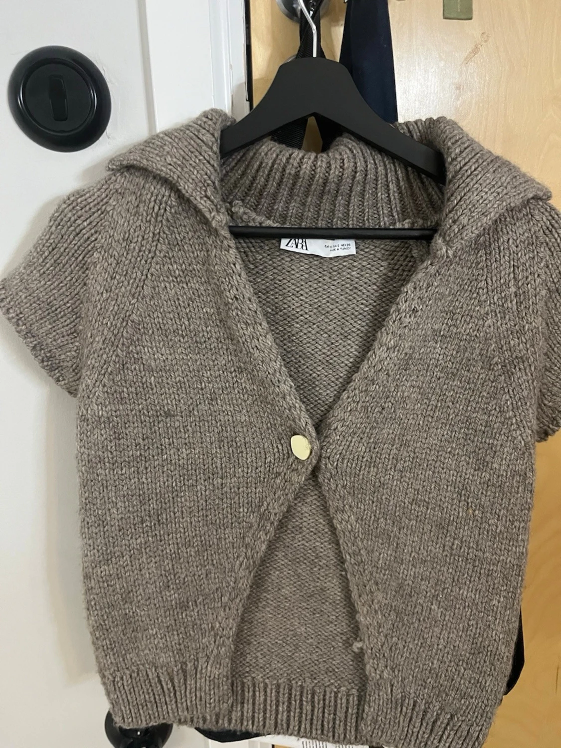 Beige stickad kofta från Zara - 1