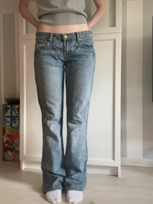 Buffalo Jeans bootcut ljusblå - Supersnygga jeans som tyvärr är för stora på mig😩midjemått rakt över 39cm och 82 cm innerbenslängd! Storlek 28
