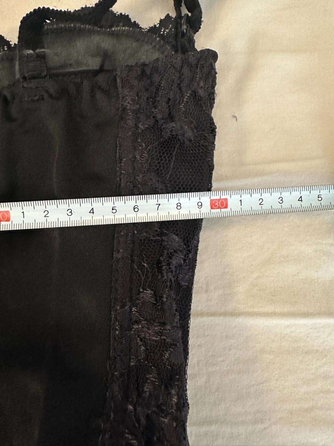 Svart spetskorsett med volangkant - 4