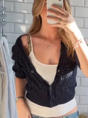 Kappahl stickad mörkblå kofta - Säljer en snygg kort mörkblå stickad kofta från Kappahl med mönster och knappar framtill. Har använts 1 gång så är i väldigt bra skick och i storlek XS 💕