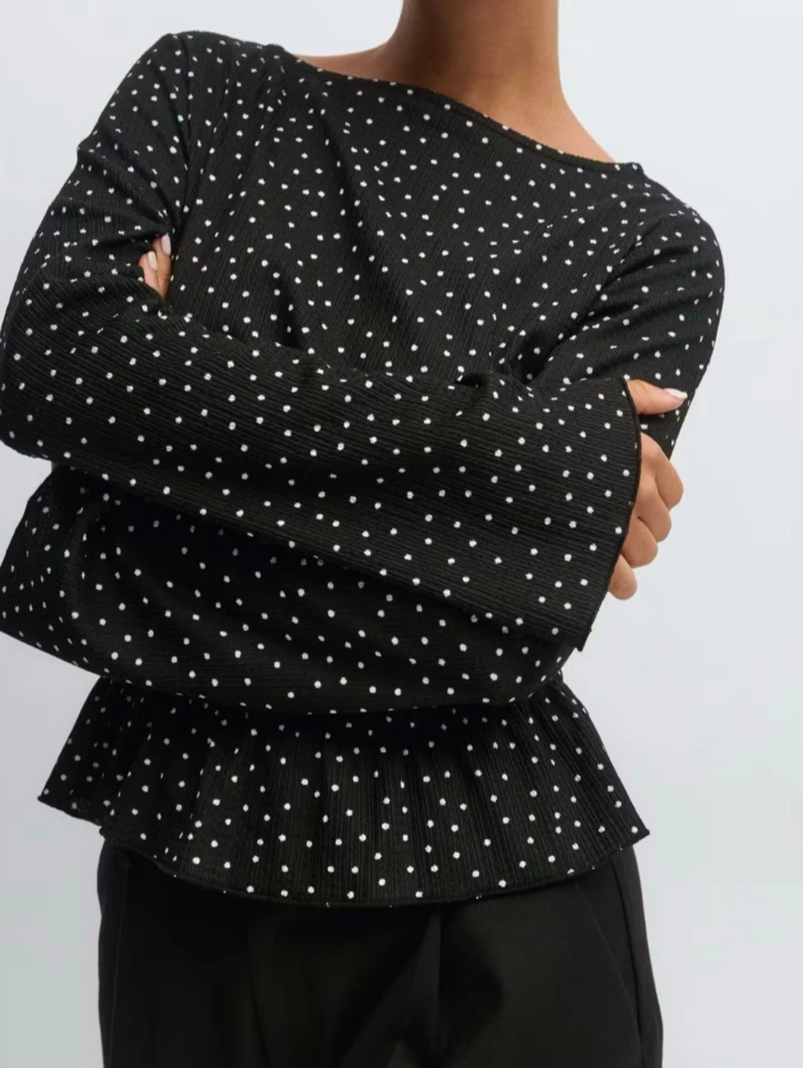 Svart prickig blus