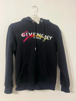 Mörkblå hoodie från Givenchy Paris - Mörkblå givenchy hoddie 