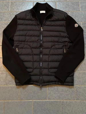 Moncler cardigan  - Säljer min moncler cardigan i storlek S/M, den är i väldigt bra skick och har inga defekter 😁. Hör av er vid funderingar 