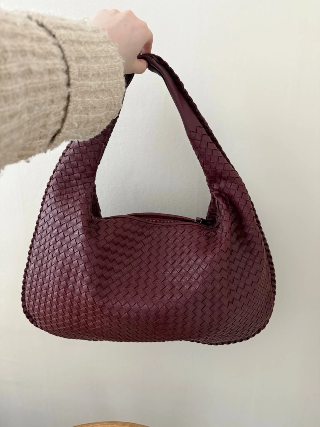 Vinröd/burgundy populär flätad lite större väska  - 2