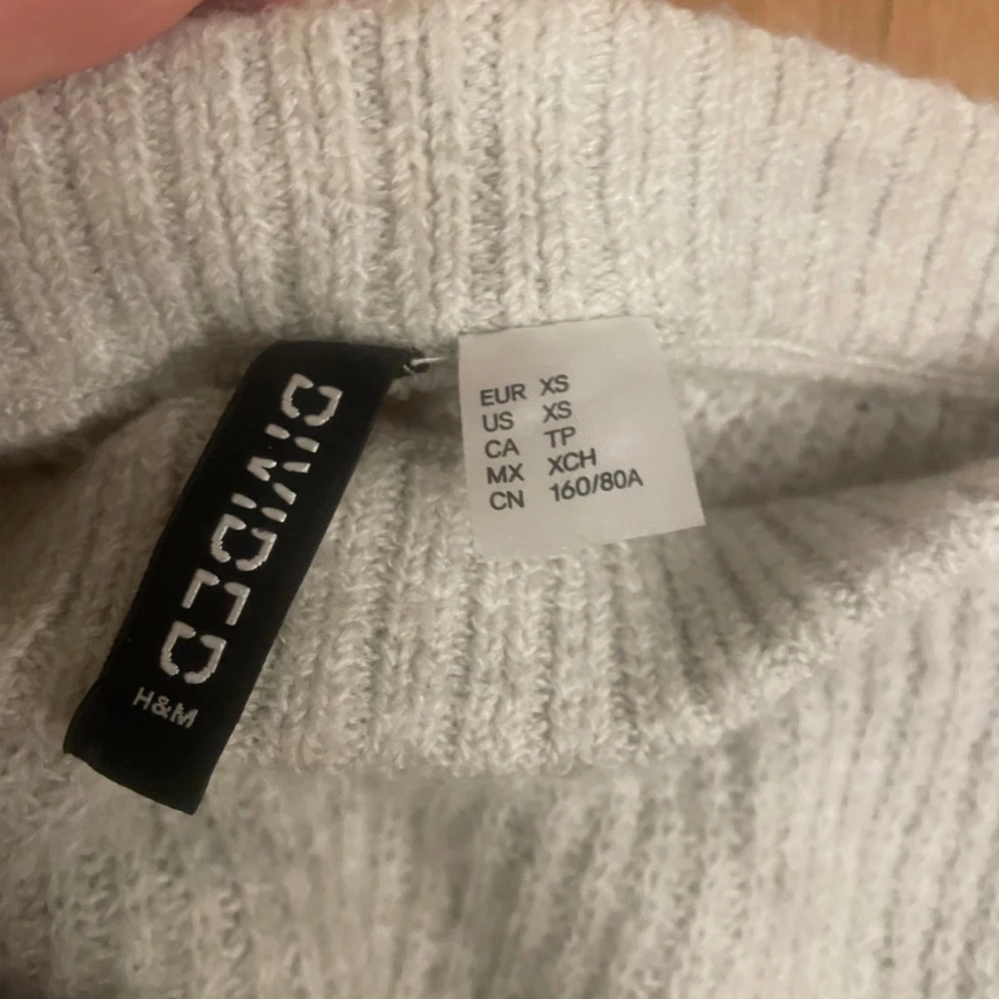 Ljusgrå/beige offshoulder stickad tröja  - 3