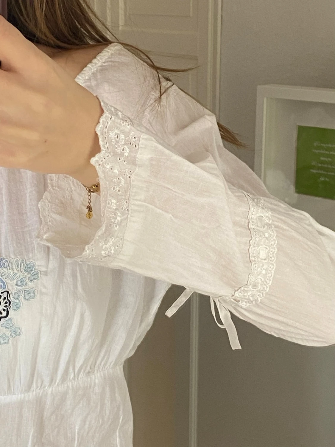 Vit blus med broderi och knappar - 1