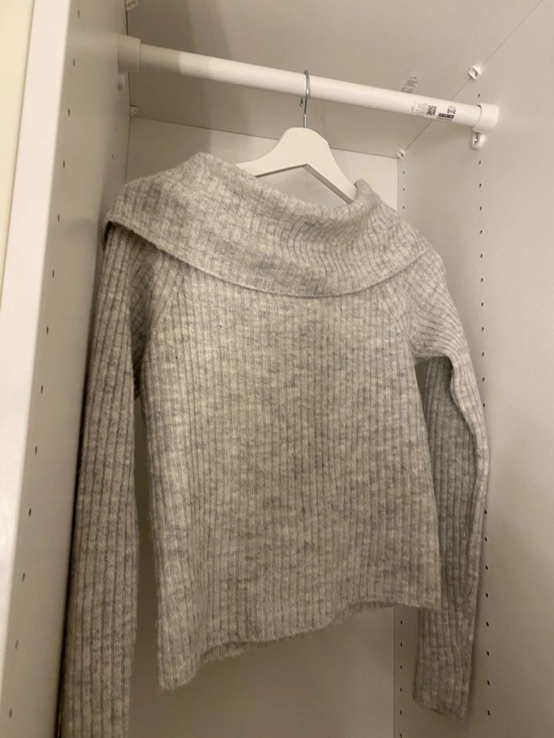 Grå off-shoulder stickad tröja - 1