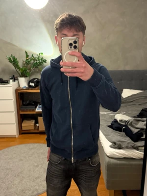 Mörkblå zip hoodie med huva - Hoodie från J.Lindeberg i storlek M, är 181cm väger 70kg