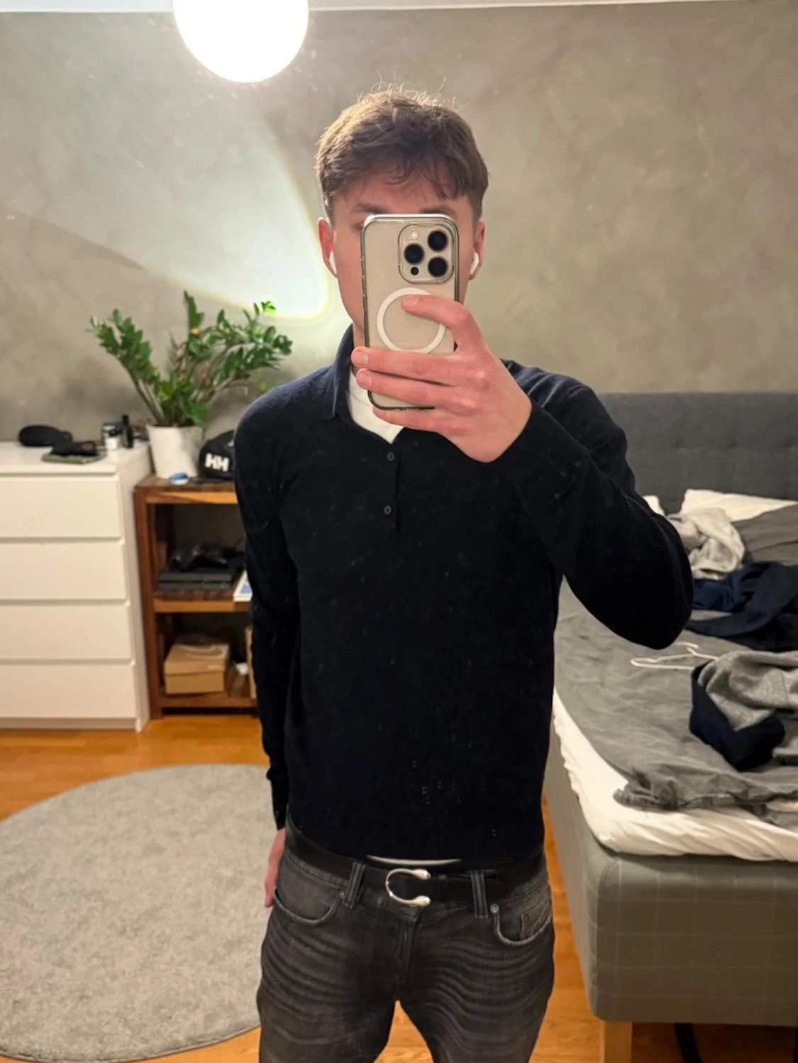 Mörkblå pikétröja från Uniqlo