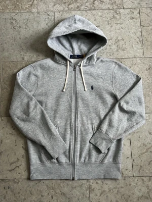 Grå Ralph Lauren Zip - Säljer denna snygga gråa Ziphoodien från Ralph Lauren | Storlek S | super skick, inga defekter | Hör gärna av er vid frågor!🤝