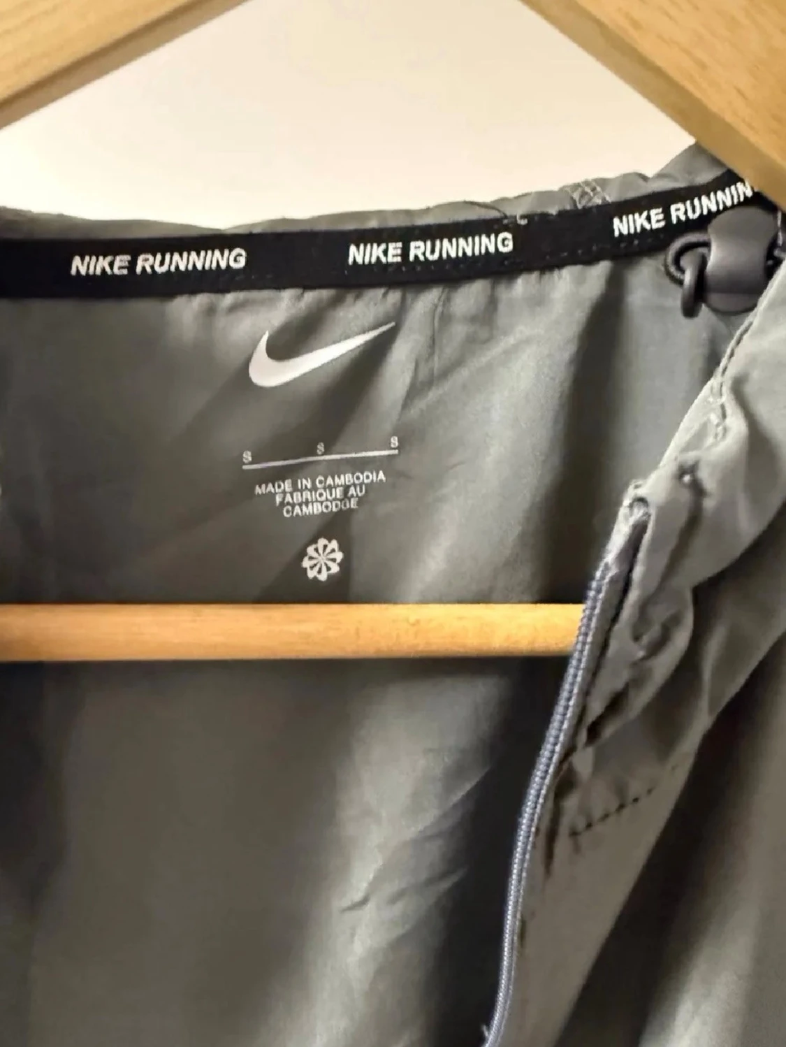Grå vindjacka från Nike med huva - 2