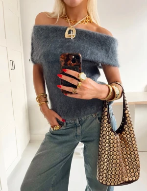 Mörkgrå offshoulder stickad topp - Topp från design by si, säljer då den tyvärr är för stor för mig. Helt oanvänd endast testad. 