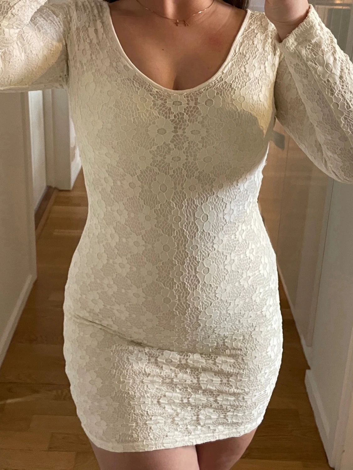 Krämvit spetsklänning 