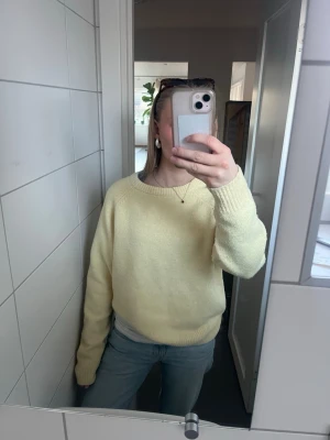 Söt gul  tröja från Bik Bok - Supersöt ljusgul stickad tröja från Bik Bok med rund halsringning och långa ärmar. Otroligt skick och använd en gång. Skriv för frågor och kolla in min profil!!