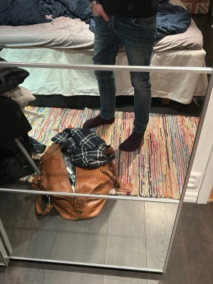 Dondup jeans - Säljer ett par blå slim fit jeans med klassisk femficksdesign och normal midja. Jeansen har en snygg tvättad look och smal passform som sitter tajt längs benen. Perfekta för en trendig och avslappnad stil.