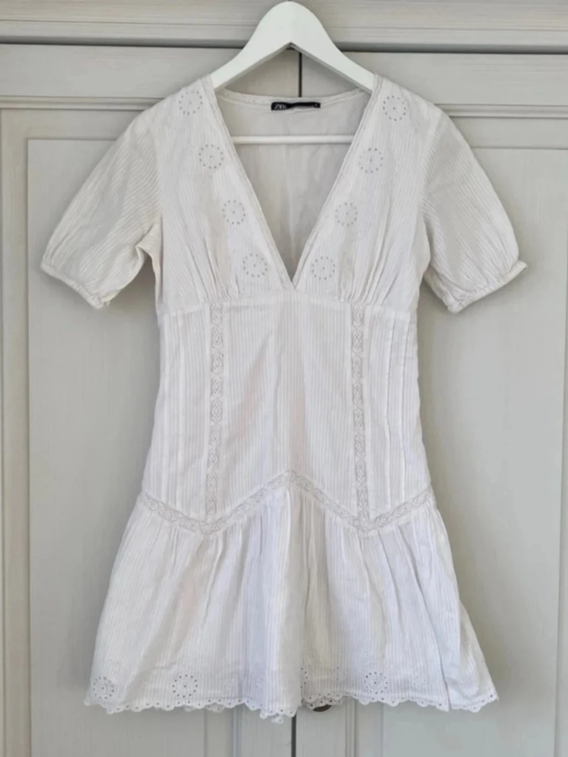 Vit kort klänning med spetsdetaljer - 3