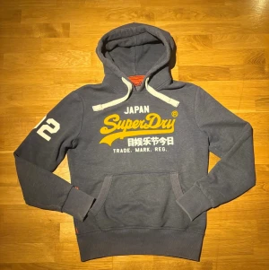 Superdry hoodie - Säljer en snygg superdry hoodie i perfekt skick! Storleken är M men hör av dig vid frågor om mått eller om du vill ha bild med den på. Svarar snabbt!!
