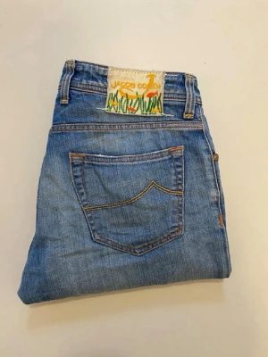 Jacob Cohen jeans - Blåa Jacob Cohen jeans //  Mycket bra skick //  Style 622 comfort //  Storlek 32 //  Mått  Midja bredd 42cm  Längd 107cm  Innerben längd 81cm  Benöppning 18cm  Skriv vid minsta fråga eller fundering🤝